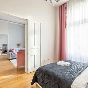 https://apt-luxury-3bedrm-2bathrm-with-danube-river-view-budapest.inbudapesthotels.com